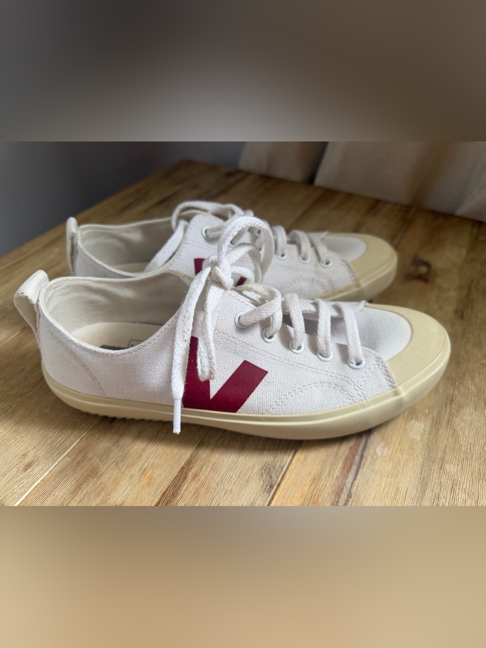 VEJA Nova Canvas 'White Marsala' with Crimson Red Lettering - Picture 2 of 5